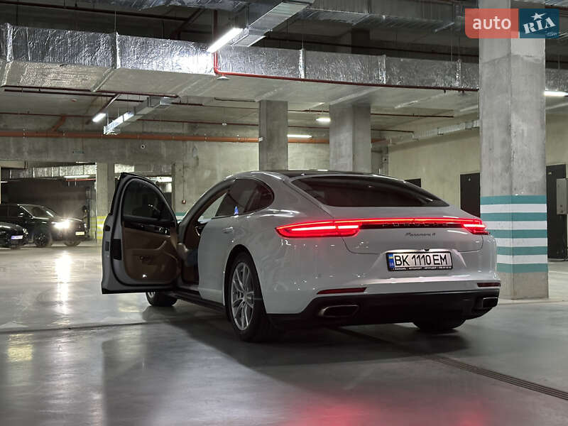 Фастбек Porsche Panamera 2017 в Львові