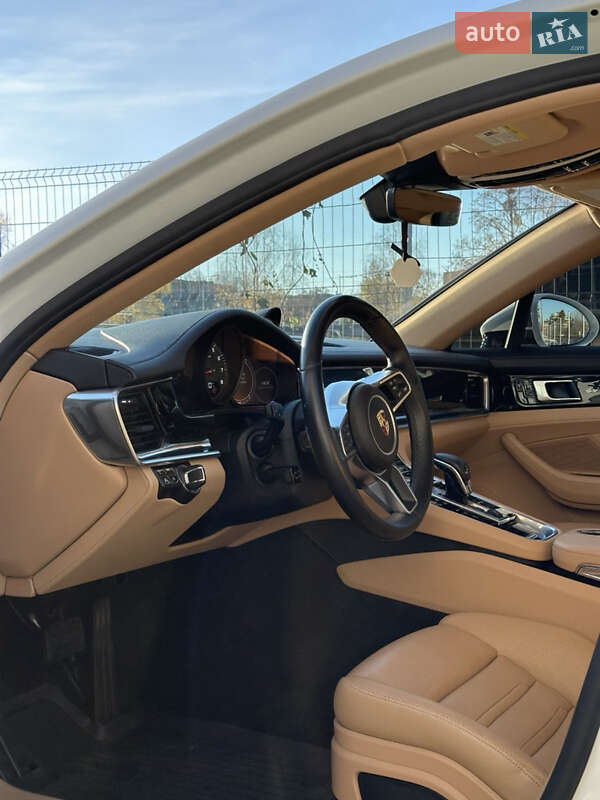 Фастбек Porsche Panamera 2017 в Львові