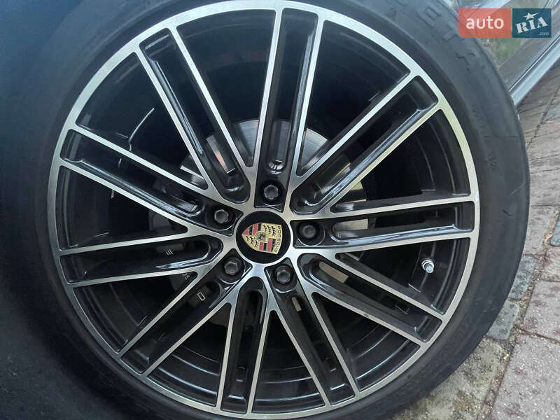 Фастбэк Porsche Panamera 2018 в Львове