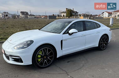 Фастбэк Porsche Panamera 2018 в 