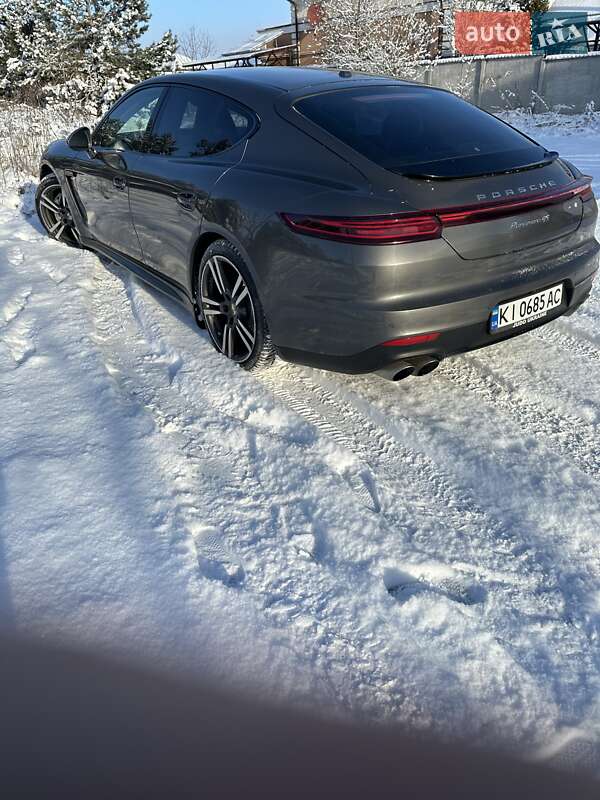 Фастбэк Porsche Panamera 2013 в Ворзеле