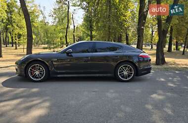 Фастбэк Porsche Panamera 2012 в 