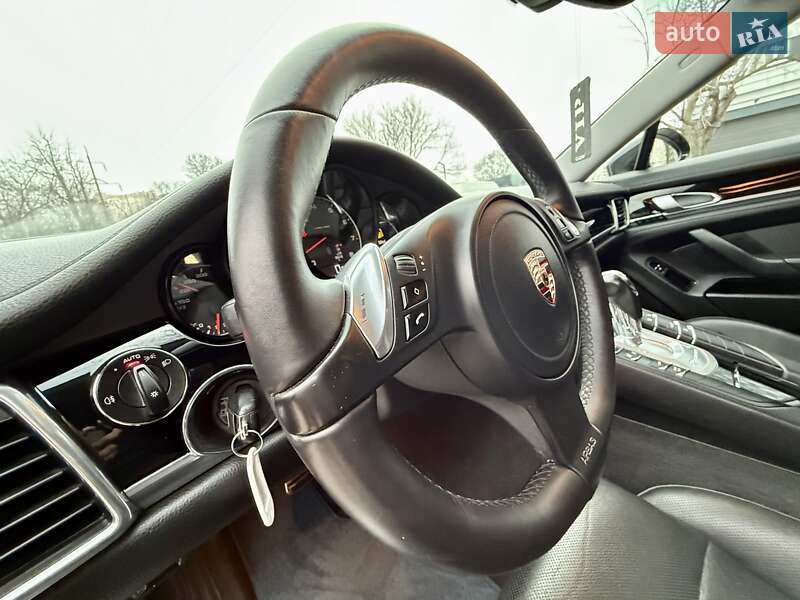 Фастбэк Porsche Panamera 2011 в Одессе