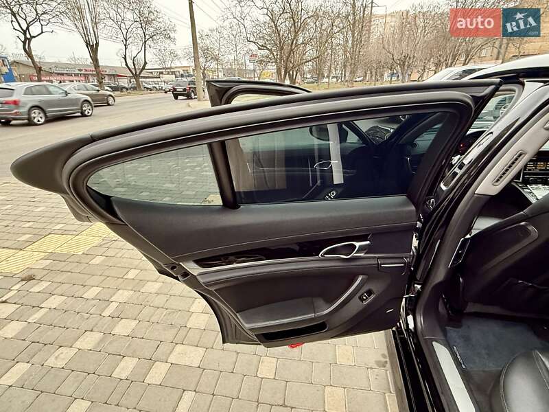 Фастбэк Porsche Panamera 2011 в Одессе