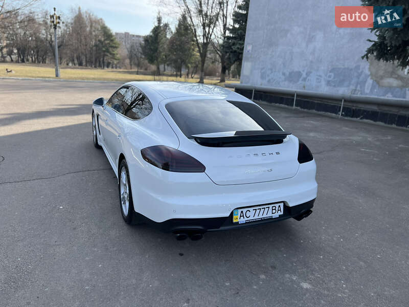 Фастбэк Porsche Panamera 2013 в Ровно
