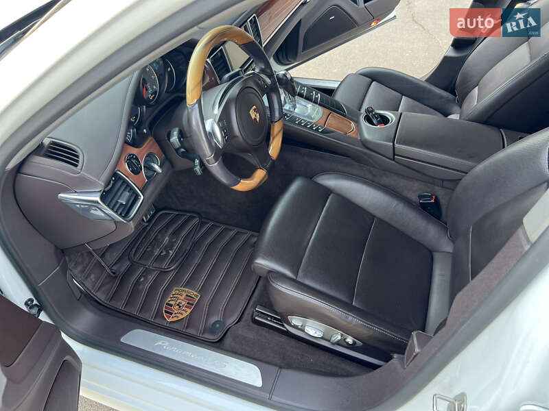 Фастбэк Porsche Panamera 2013 в Ровно