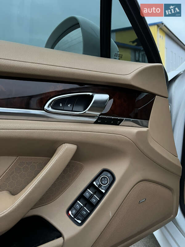Фастбэк Porsche Panamera 2012 в Коломые