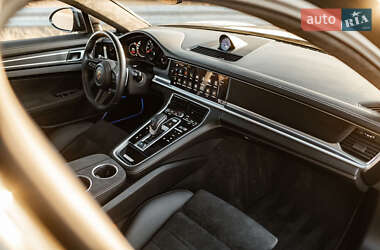 Фастбэк Porsche Panamera 2023 в 