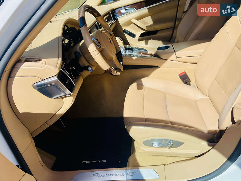 Фастбэк Porsche Panamera 2010 в Киеве