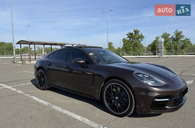Фастбек Porsche Panamera 2018 в 