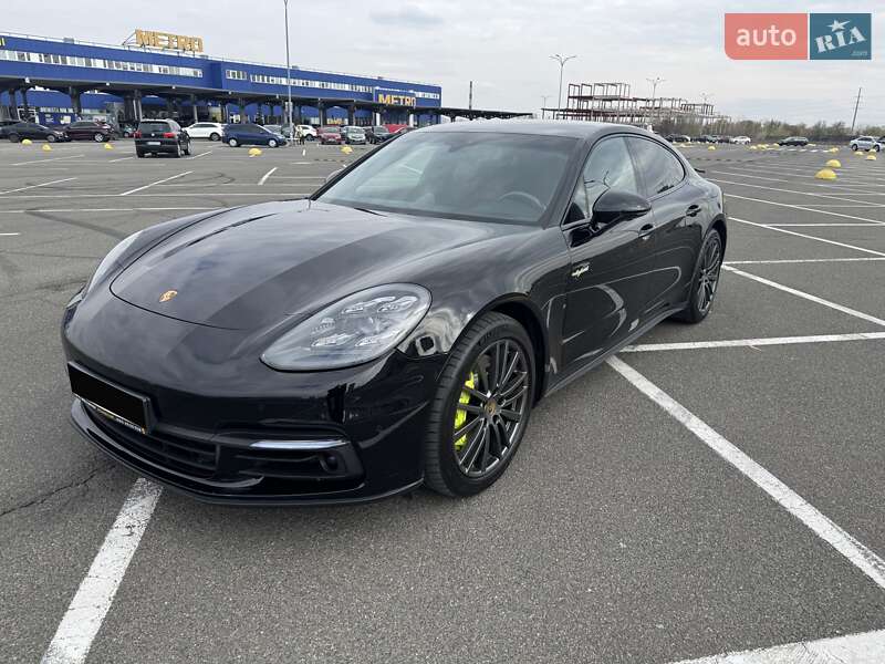 Фастбэк Porsche Panamera 2018 в 