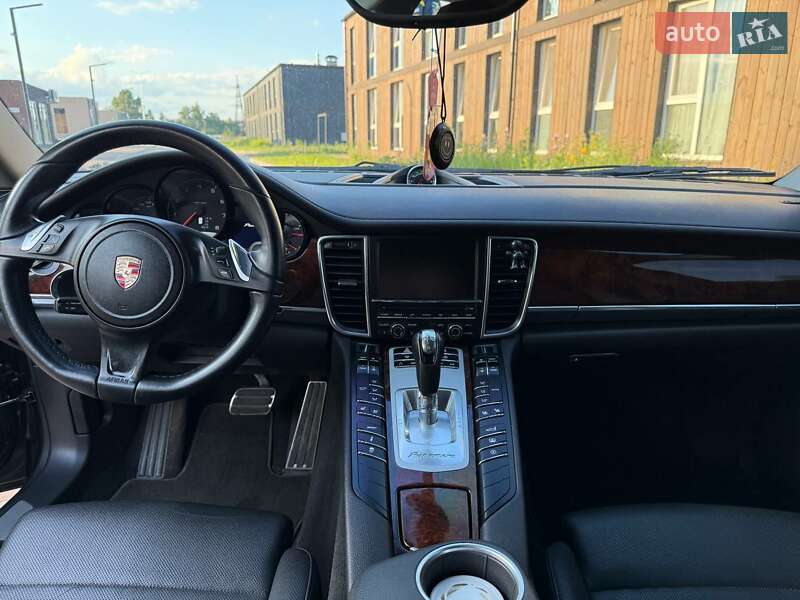 Фастбэк Porsche Panamera 2012 в Чернигове