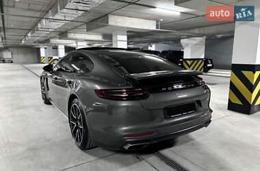 Фастбэк Porsche Panamera 2018 в 