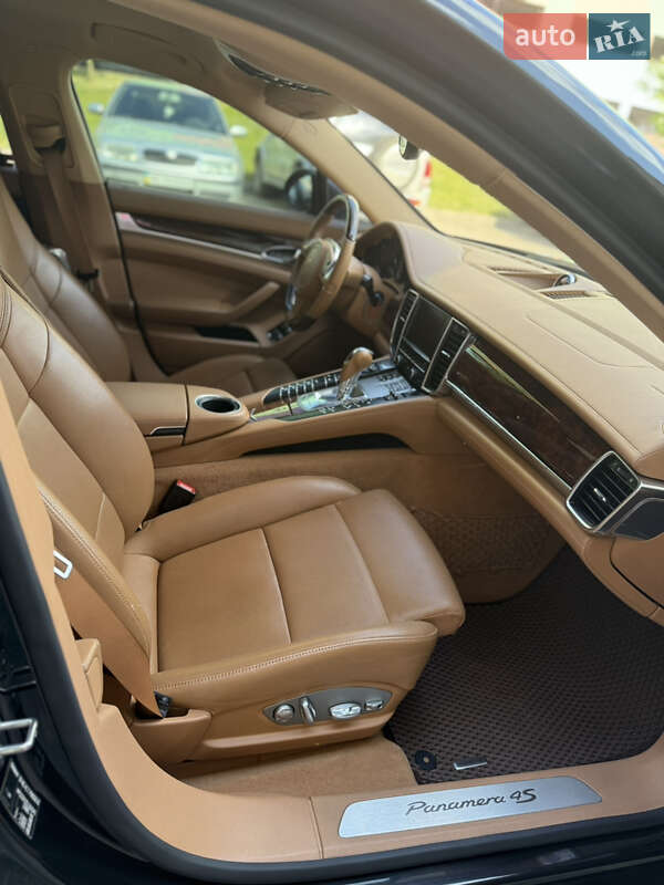 Фастбэк Porsche Panamera 2013 в Киеве