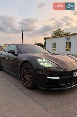 Фастбэк Porsche Panamera 2018 в Львове