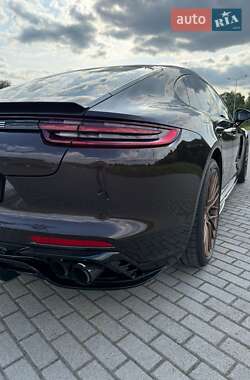 Фастбэк Porsche Panamera 2018 в 
