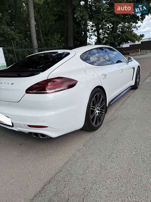 Фастбек Porsche Panamera 2010 в Києві