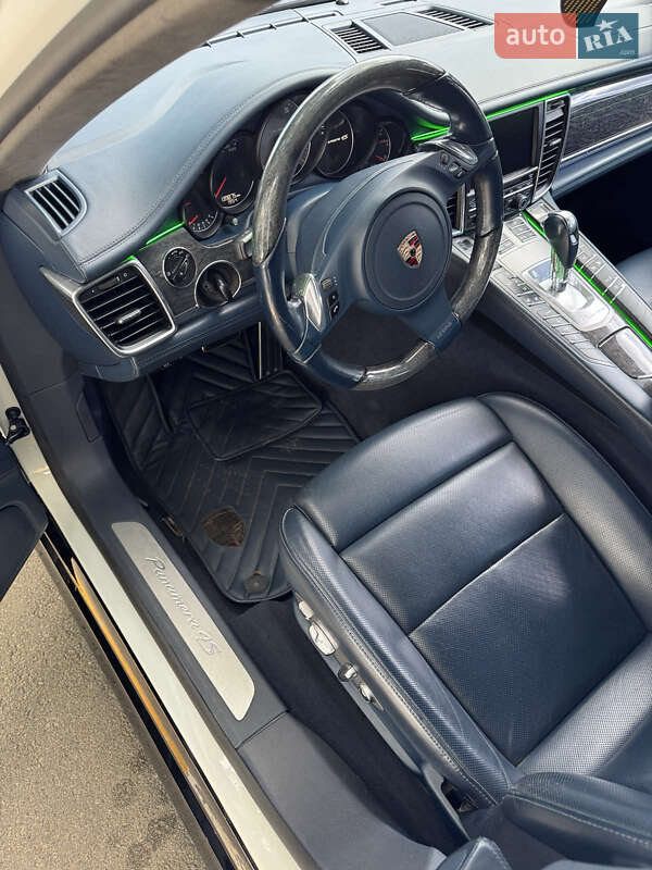Фастбек Porsche Panamera 2010 в Києві
