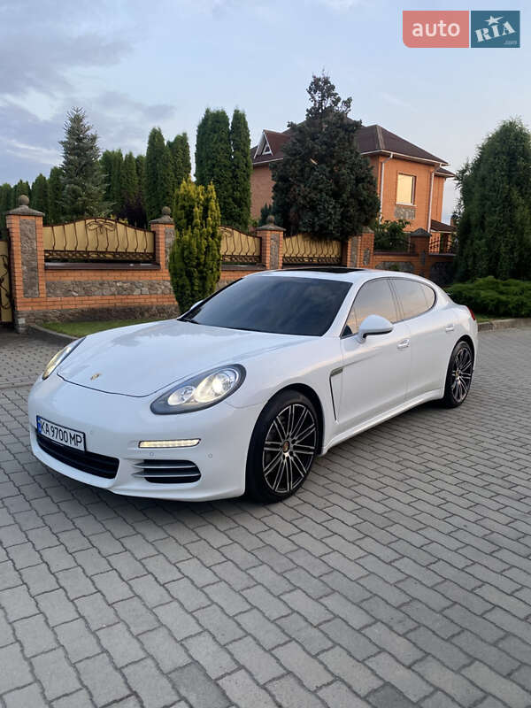 Фастбэк Porsche Panamera 2015 в Киеве