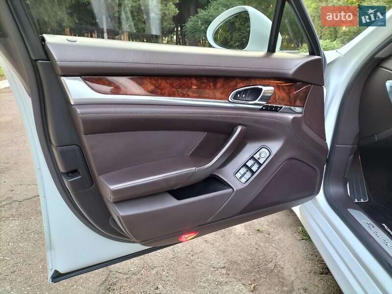 Фастбэк Porsche Panamera 2013 в Бершади