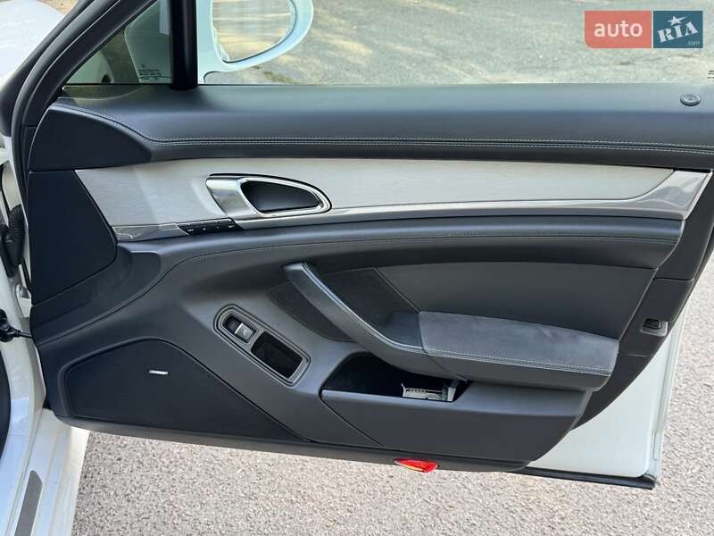 Фастбэк Porsche Panamera 2012 в Желтых Водах