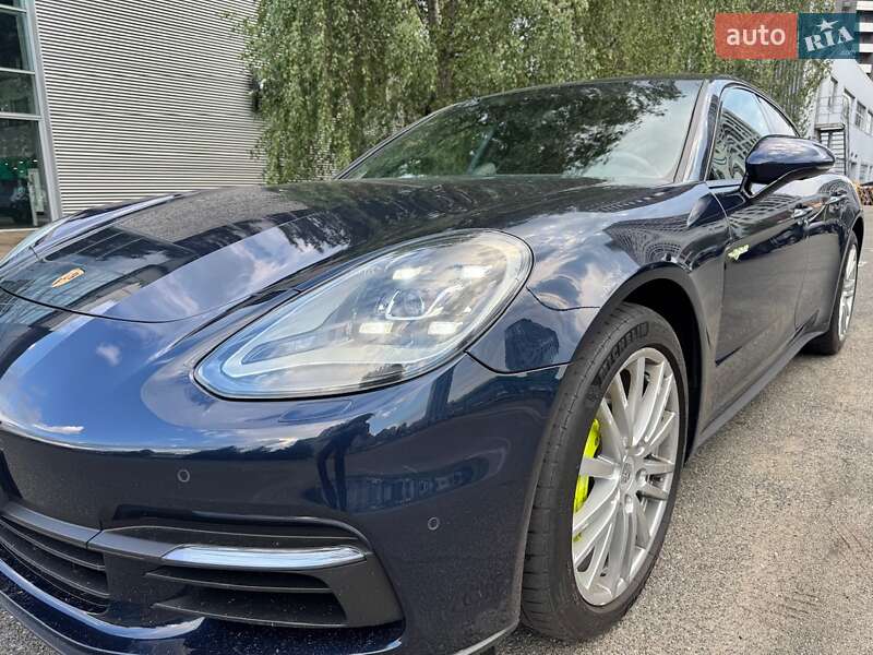 Фастбэк Porsche Panamera 2018 в Киеве