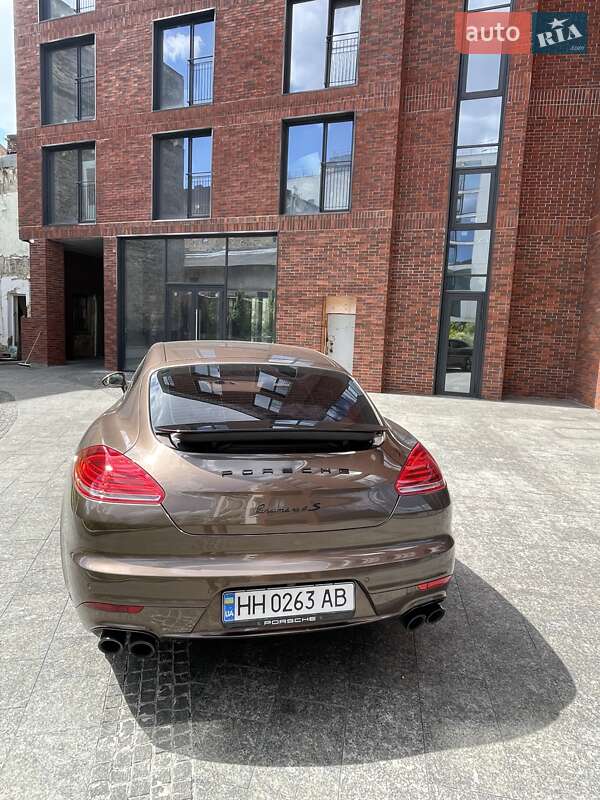 Фастбэк Porsche Panamera 2013 в Киеве фото 5 Фастбэк Porsche Panamera 2013 в Киеве