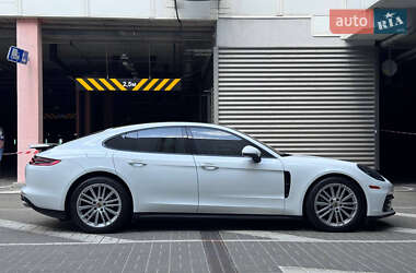 Фастбэк Porsche Panamera 2019 в 