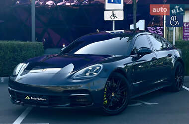 Фастбэк Porsche Panamera 2018 в 
