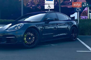 Фастбэк Porsche Panamera 2018 в 
