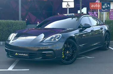 Фастбэк Porsche Panamera 2018 в 