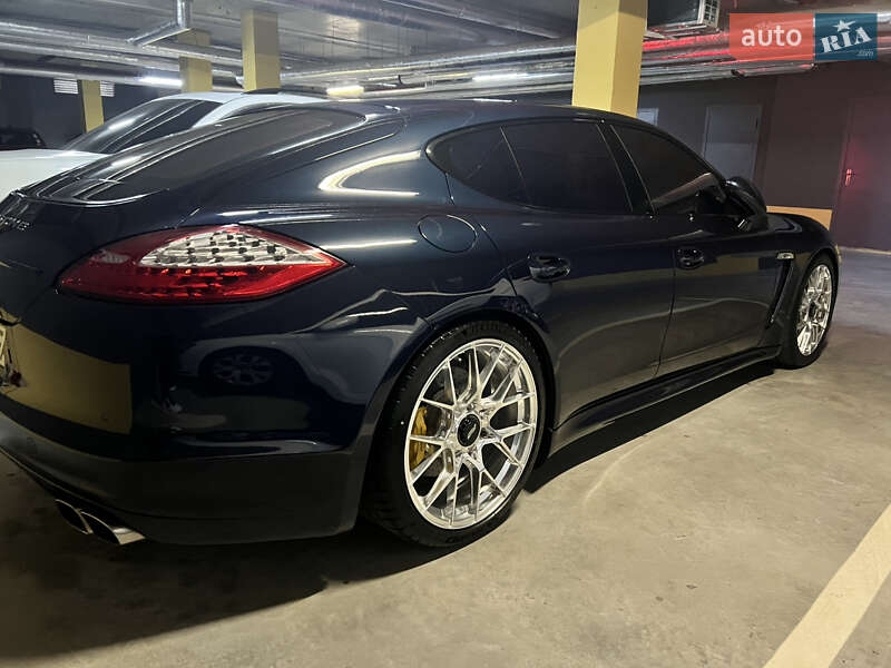 Фастбэк Porsche Panamera 2011 в Одессе