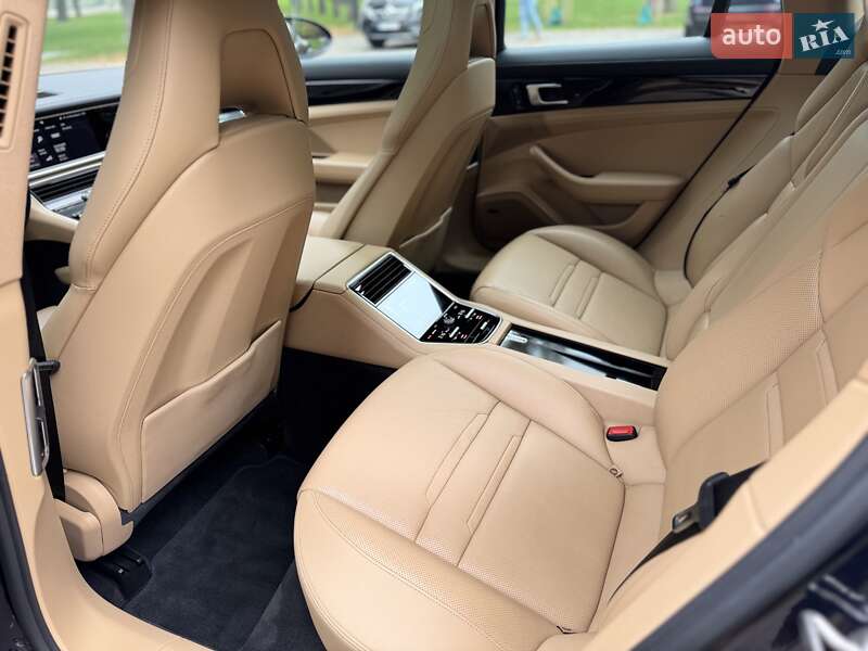 Фастбэк Porsche Panamera 2018 в Киеве