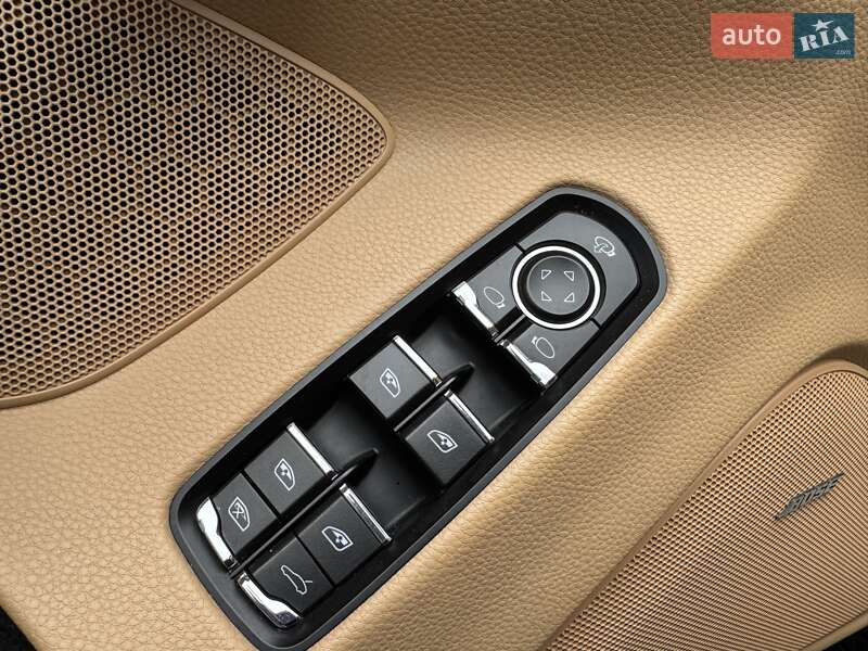 Фастбэк Porsche Panamera 2012 в Киеве