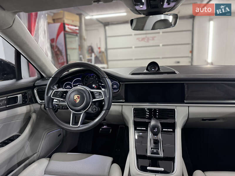 Фастбэк Porsche Panamera 2019 в Львове