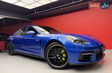 Фастбэк Porsche Panamera 2018 в 