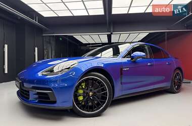 Фастбэк Porsche Panamera 2018 в 