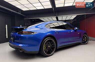 Фастбэк Porsche Panamera 2018 в 