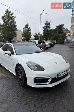 Фастбэк Porsche Panamera 2023 в 