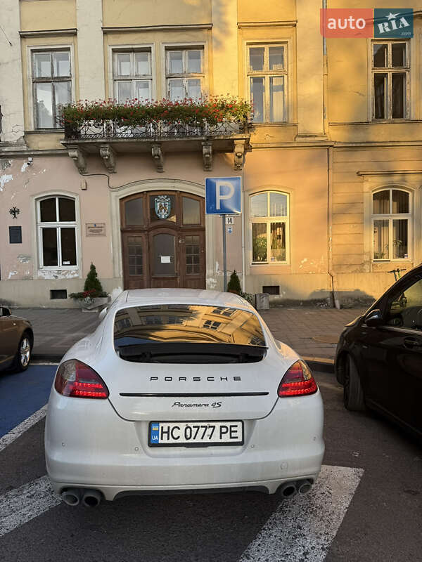 Фастбэк Porsche Panamera 2012 в 