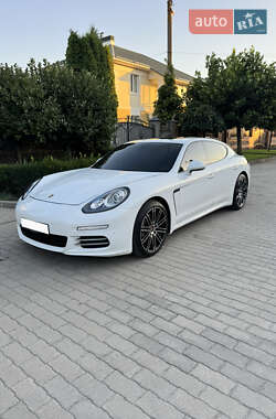 Фастбек Porsche Panamera 2015 в  фото 3 Фастбек Porsche Panamera 2015 в