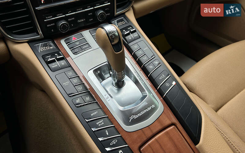 Фастбек Porsche Panamera 2013 в Львові