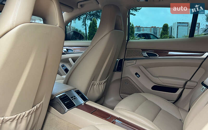 Фастбек Porsche Panamera 2013 в Львові