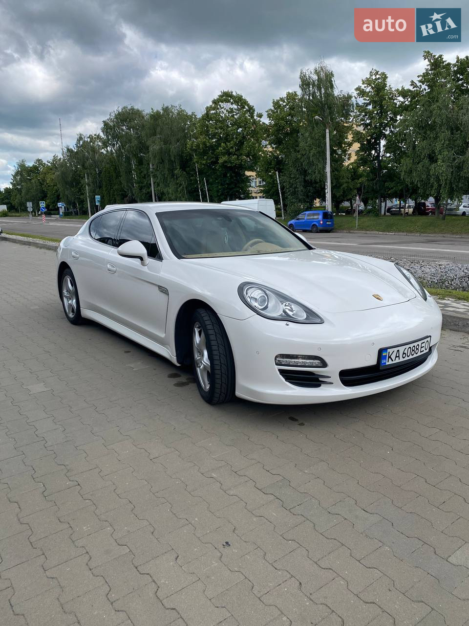 Продаю офіційний порше панамера,авто офіційне,не Америка,не фарбована,оригінальний пробіг 144тис.км,другий власник,два комплекти гуми,обслужена,на всі питання відповім по телефону