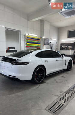 Фастбэк Porsche Panamera 2019 в 