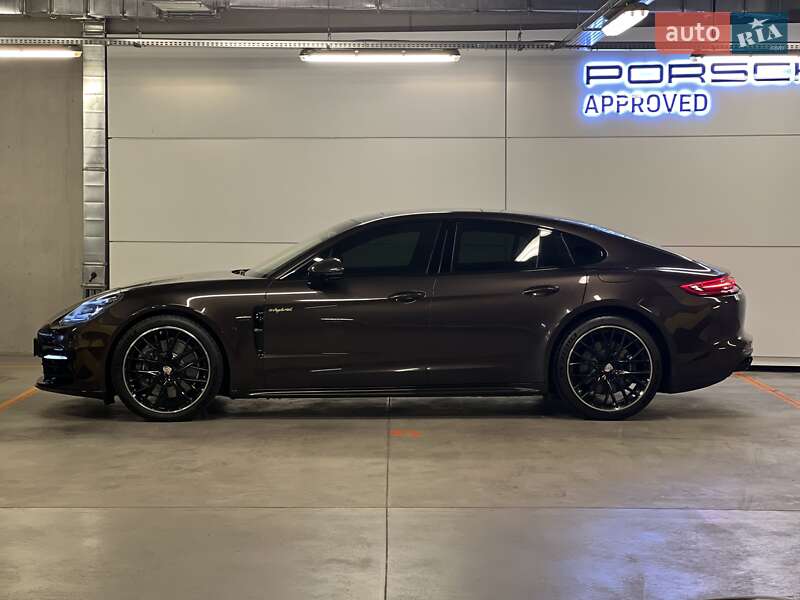 Фастбэк Porsche Panamera 2018 в Киеве