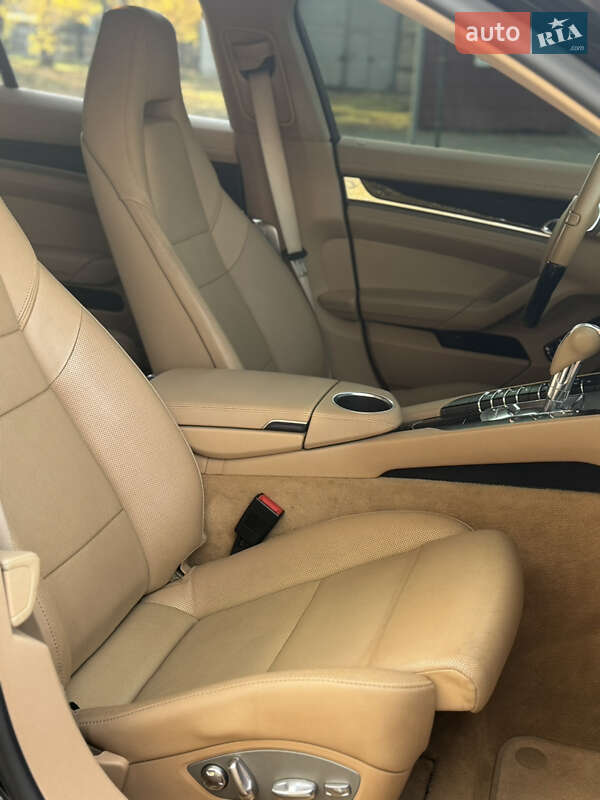 Фастбек Porsche Panamera 2012 в Києві