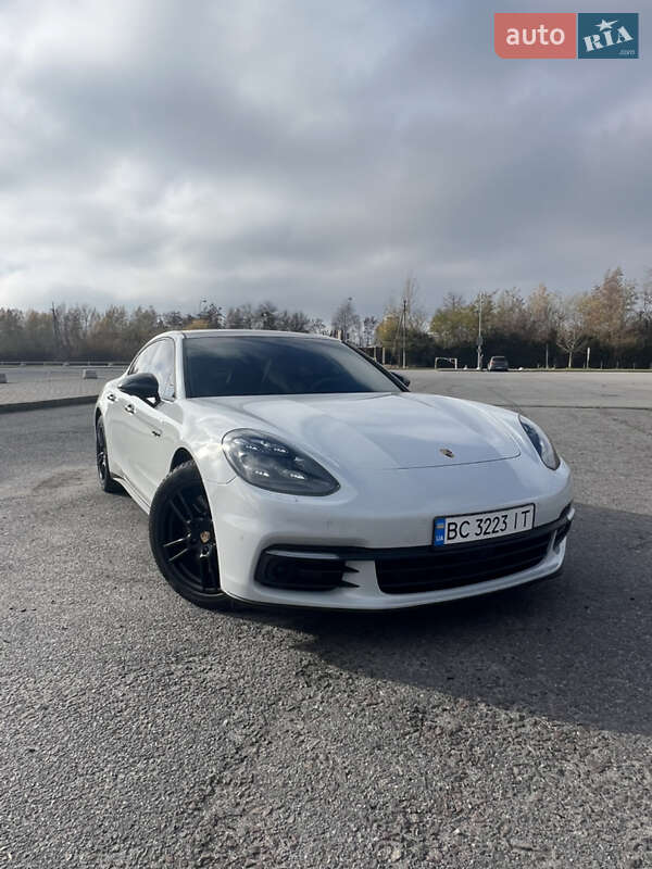 Фастбек Porsche Panamera 2017 в Львові