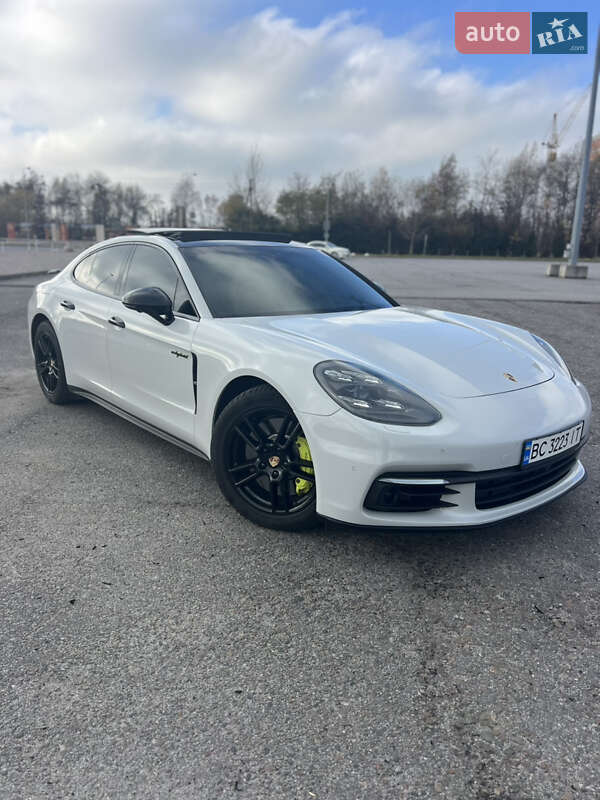 Фастбек Porsche Panamera 2017 в Львові