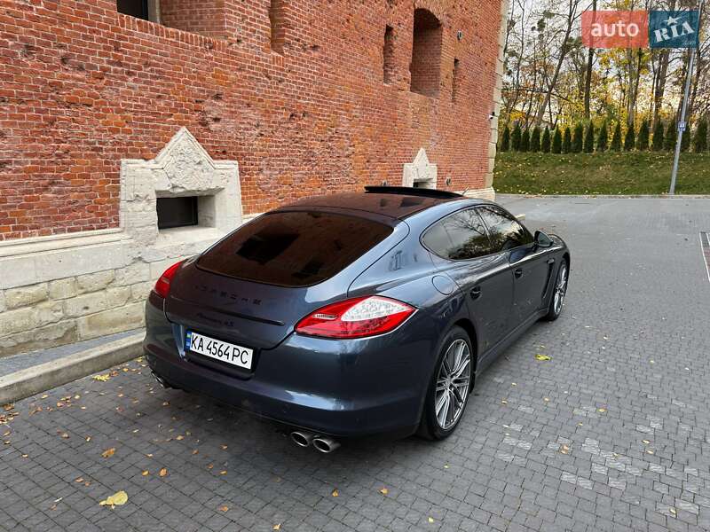 Фастбек Porsche Panamera 2010 в Львові